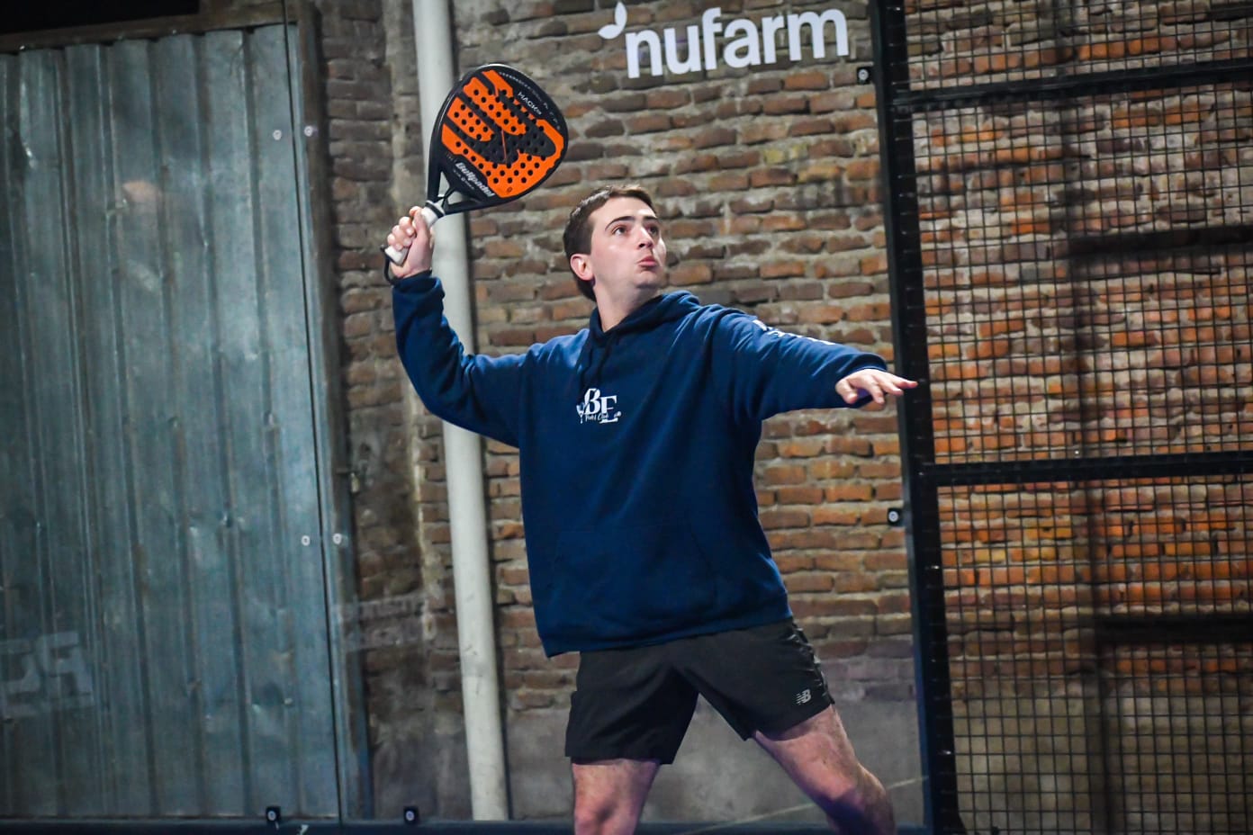 Bandeja defensiva contra la reja