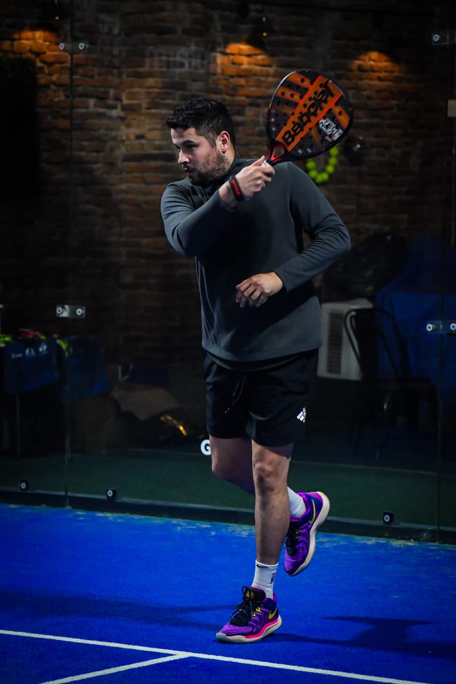 Golpe de volea durante un partido nocturno