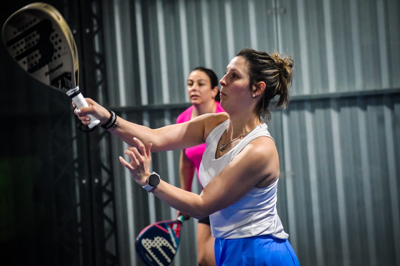 Pareja celebrando un punto decisivo